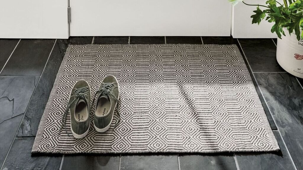 All’ingresso non si mette più lo zerbino ecco cosa lo sostituisce nei moderni interni italiani