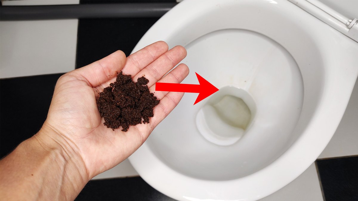 Basta un cucchiaio perché sempre più spesso i fondi di caffè vengono versati nel water