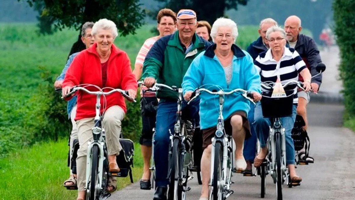 Gli esperti concordano: «Dopo i 55 anni è necessario camminare ogni giorno per almeno 20 minuti, preferire le scale, fare stretching leggero e lavorare sull’equilibrio» 2 Gli esperti concordano: «Dopo i 55 anni è necessario camminare ogni giorno per almeno 20 minuti, preferire le scale, fare stretching leggero e lavorare sull’equilibrio»