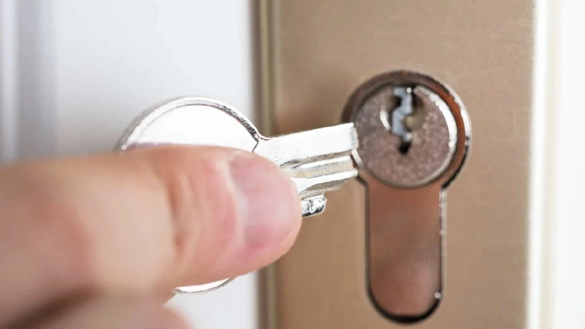 Come estrarre una chiave spezzata dalla serratura senza chiamare un tecnico un metodo semplice con strumenti che si hanno in casa