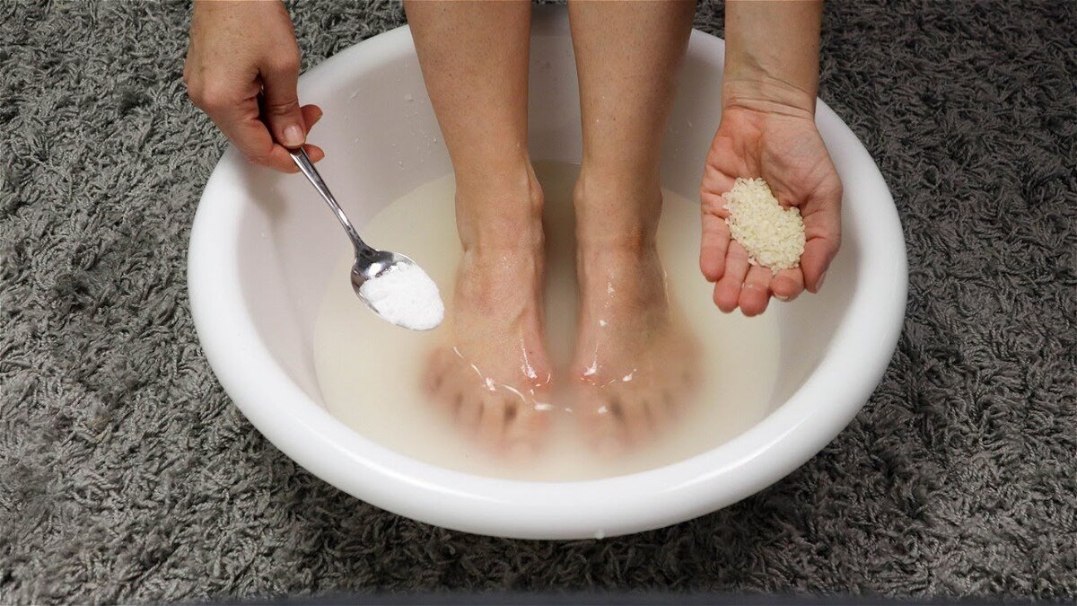 Lavare i piedi con aceto e sale: perché si consiglia e quando farlo
