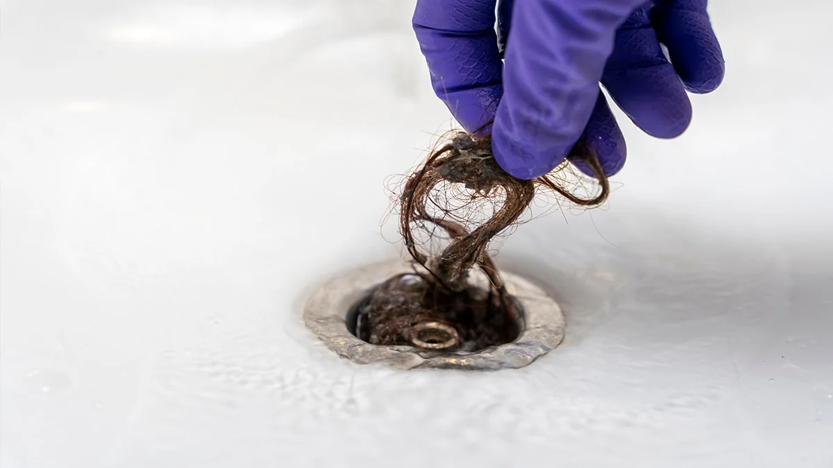 Non aceto né bicarbonato: un idraulico svela il trucco semplice per pulire lo scarico della vasca 2 Non aceto né bicarbonato: un idraulico svela il trucco semplice per pulire lo scarico della vasca