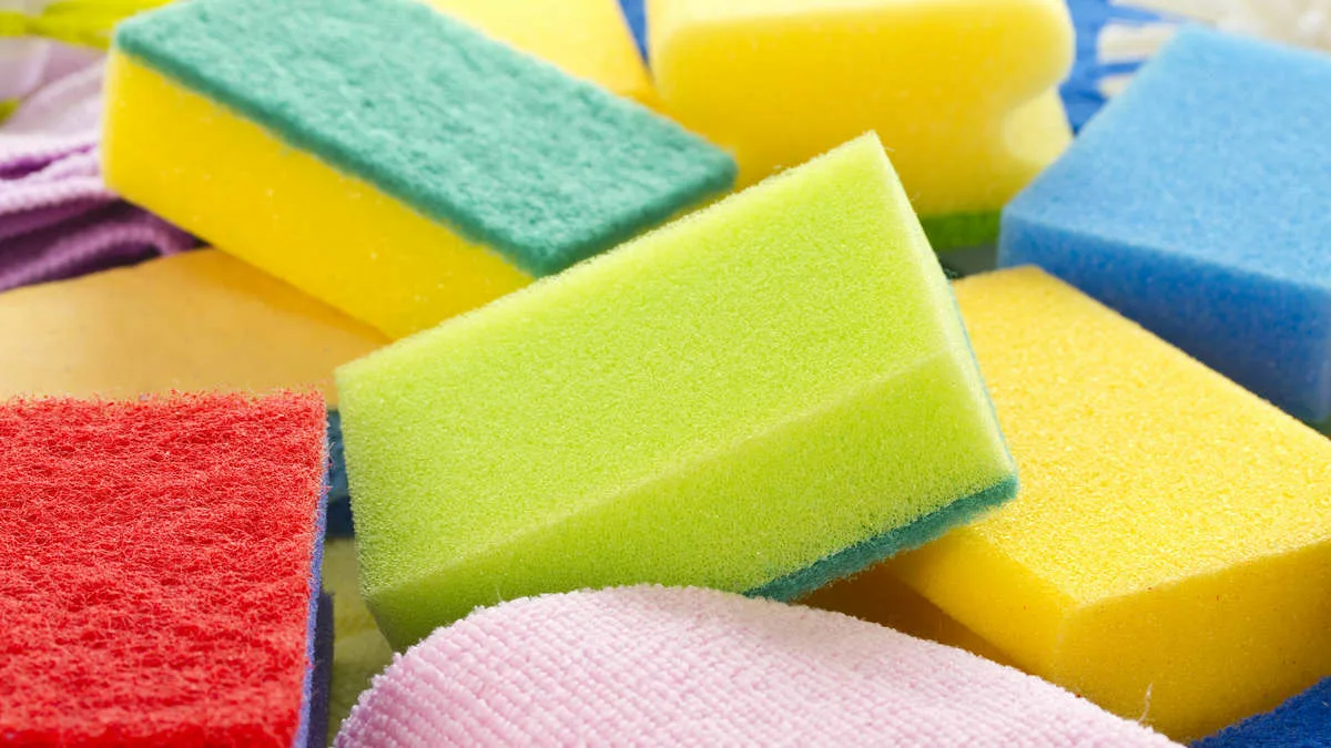 La spugna gialla e verde non è adatta a tutte le stoviglie: ecco quale colore usare per ogni esigenza in cucina