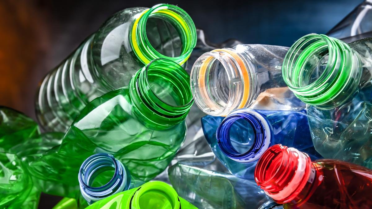 Dopo il tappo attaccato arriva una nuova tendenza per le bottiglie di plastica: quale sarà il grande cambiamento