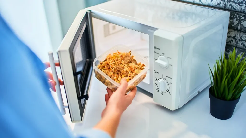 Cosa non si deve scaldare in nessun caso nel forno a microonde