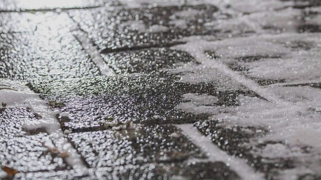 Cospargete questo al posto del sale e il ghiaccio sul marciapiede si scioglierà in pochi minuti