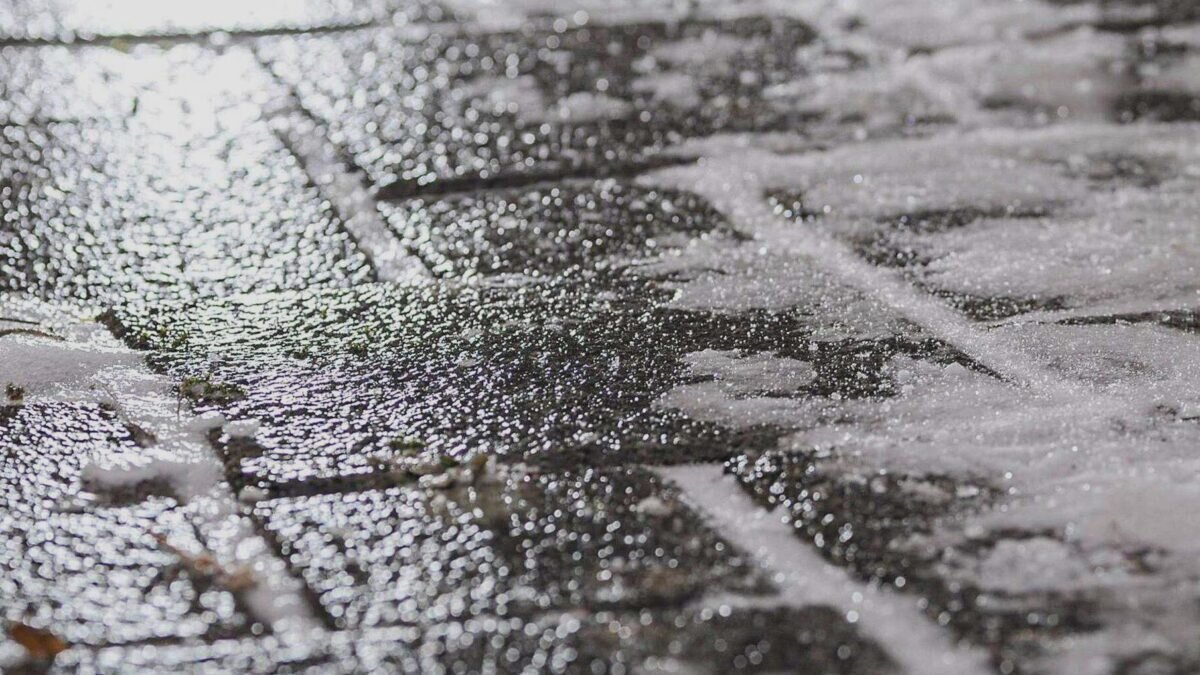 Cospargete questo al posto del sale e il ghiaccio sul marciapiede si scioglierà in pochi minuti
