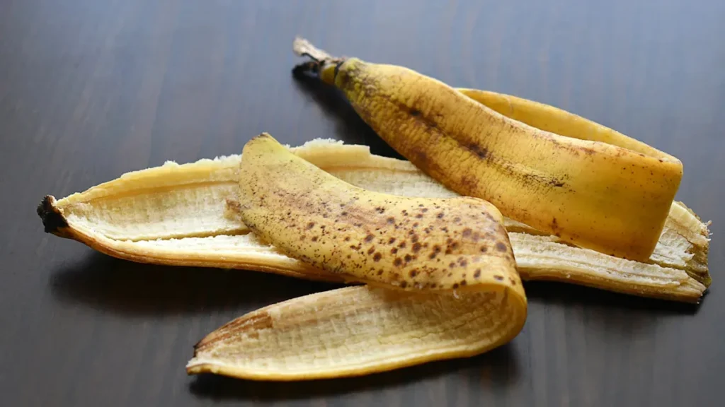 Cosparso la buccia di banana di sale e non posso più farne a meno il trucco geniale per i più pigri