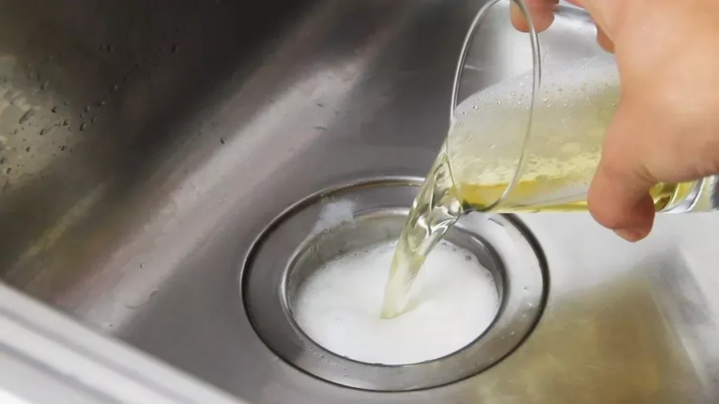 Dimenticate aceto e bicarbonato questo trucco con mezzo bicchiere pulisce da solo qualsiasi scarico