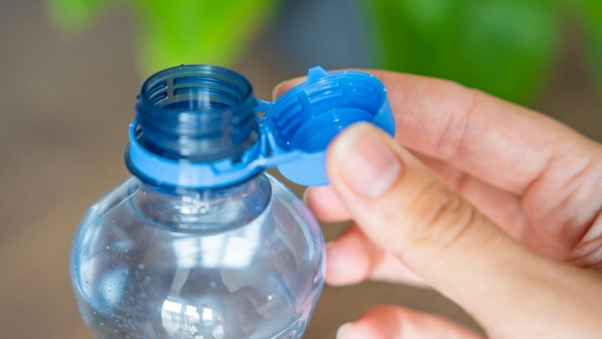 Dopo il tappo attaccato arriva una nuova tendenza per le bottiglie di plastica quale sarà il grande cambiamento