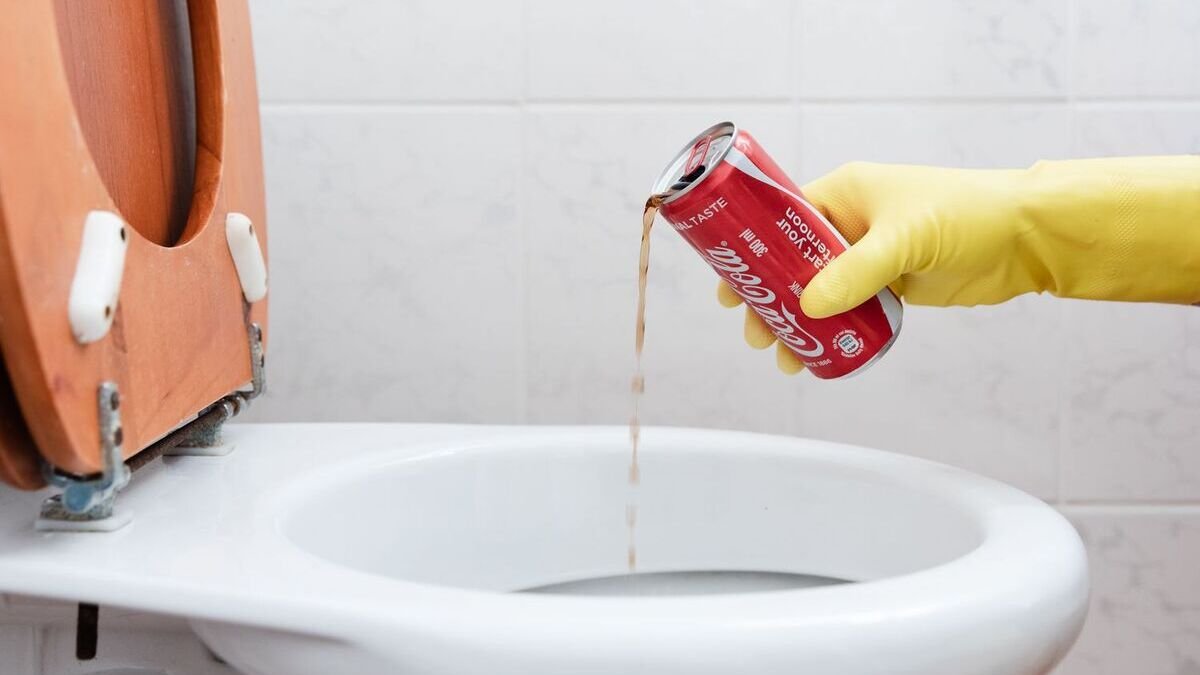 Non avrei mai pensato di versare della Coca-Cola su una salvietta umidificata, ma i risultati sono sorprendenti