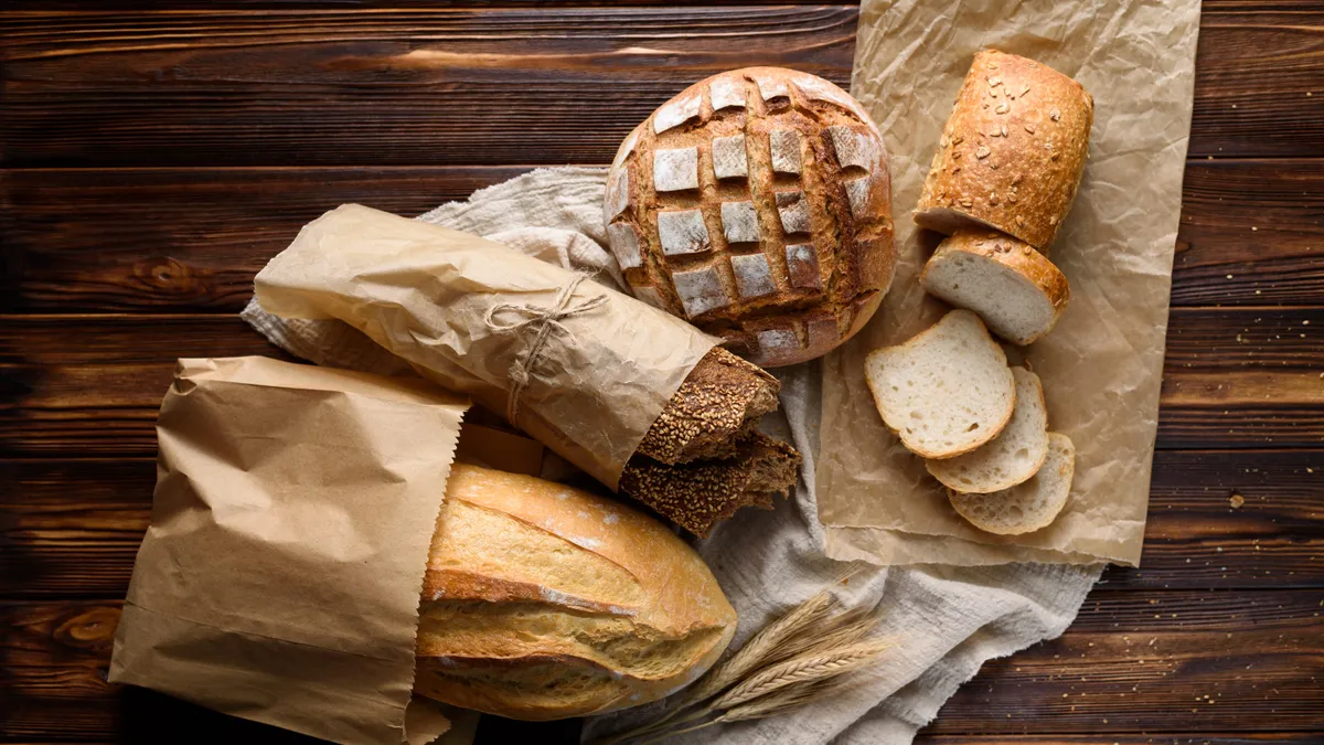 Il mio panettiere mi ha finalmente spiegato perché il pane non va mai conservato in un sacchetto di plastica e dove metterlo invece