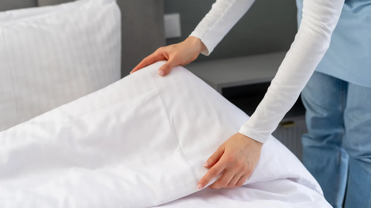 Esperto “La biancheria da letto non dovrebbe essere cambiata ogni due settimane né una volta al mese” — ECCO l’intervallo esatto