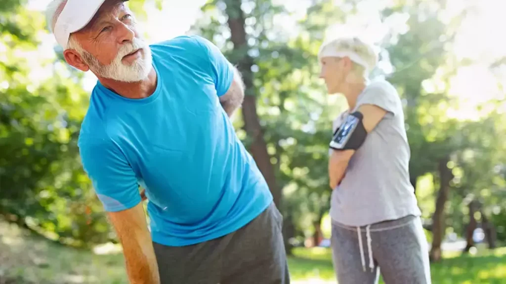 Gli esperti concordano «Dopo i 55 anni è necessario camminare ogni giorno per almeno 20 minuti, preferire le scale, fare stretching leggero e lavorare sull’equilibrio»
