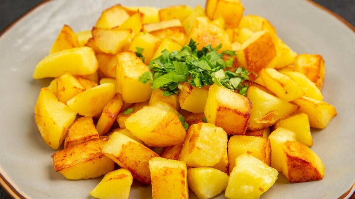 Le patate al forno sono più buone se smetti di prelessarle e usi un ingrediente molto migliore dell’acqua