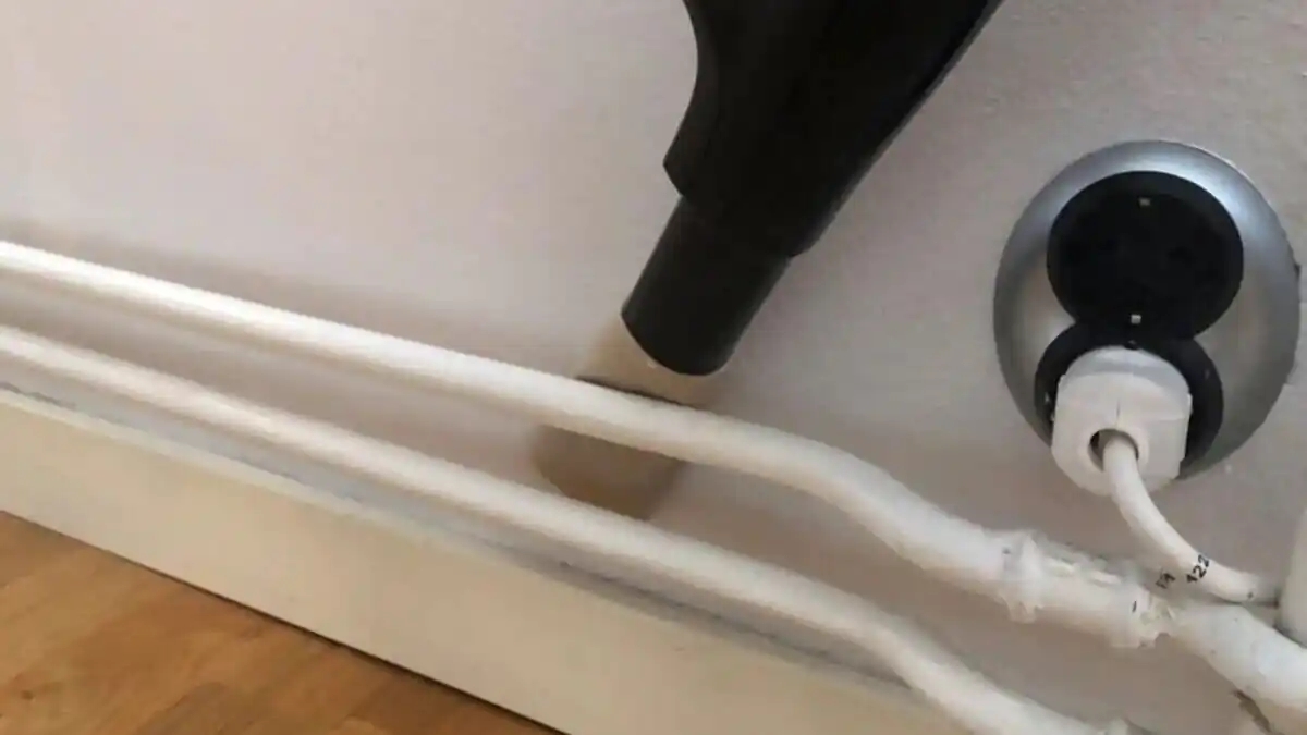 Provate ad avvicinare un rotolo di cartone della carta igienica al telaio della finestra: perché non conoscevo questo trucco geniale