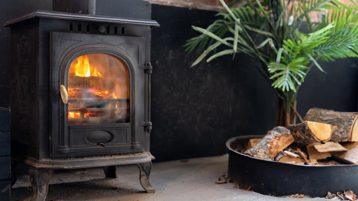 Inasprimento delle regole per il riscaldamento a legna dal 2026: scadenze per migliaia di famiglie