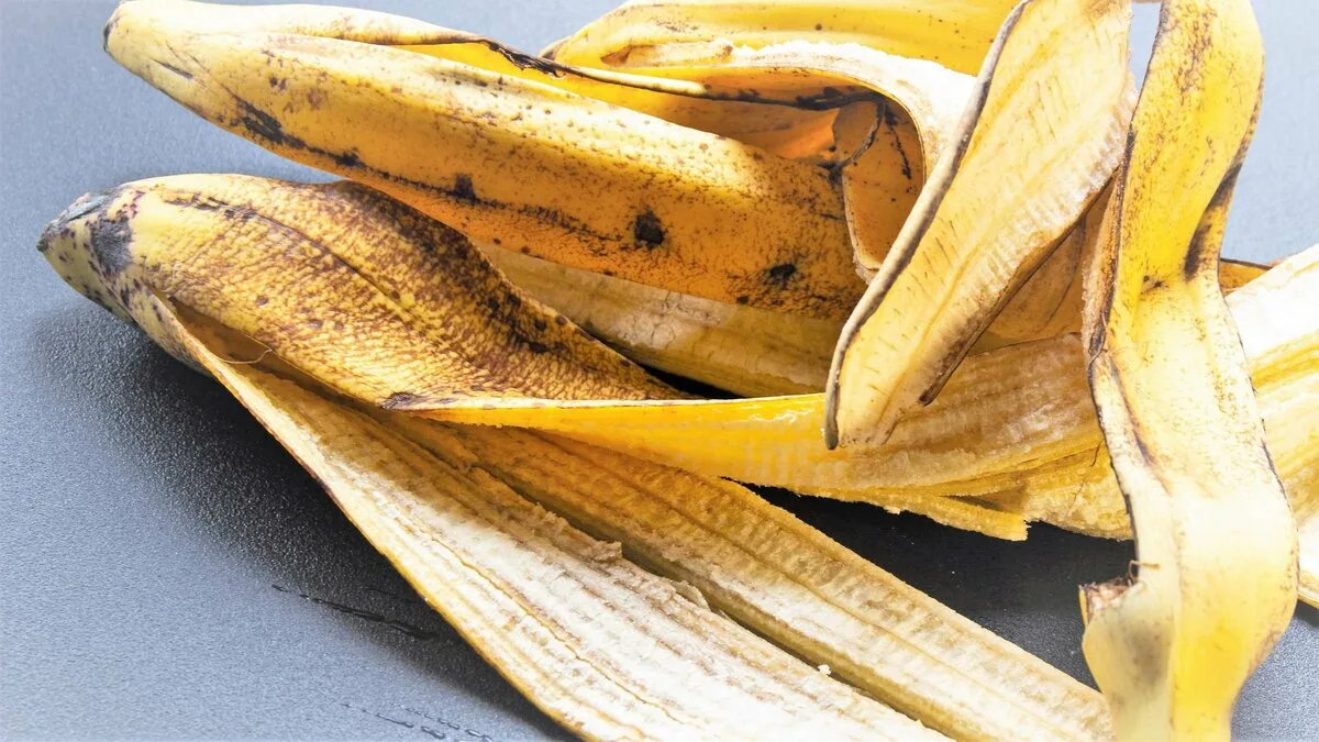 Cosparso la buccia di banana di sale e non posso più farne a meno: il trucco geniale per i più pigri