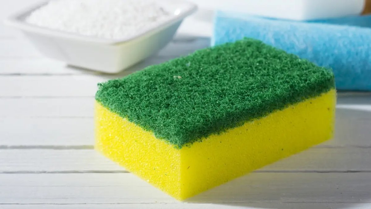 La spugna gialla e verde non è adatta a tutte le stoviglie ecco quale colore usare per ogni esigenza in cucina