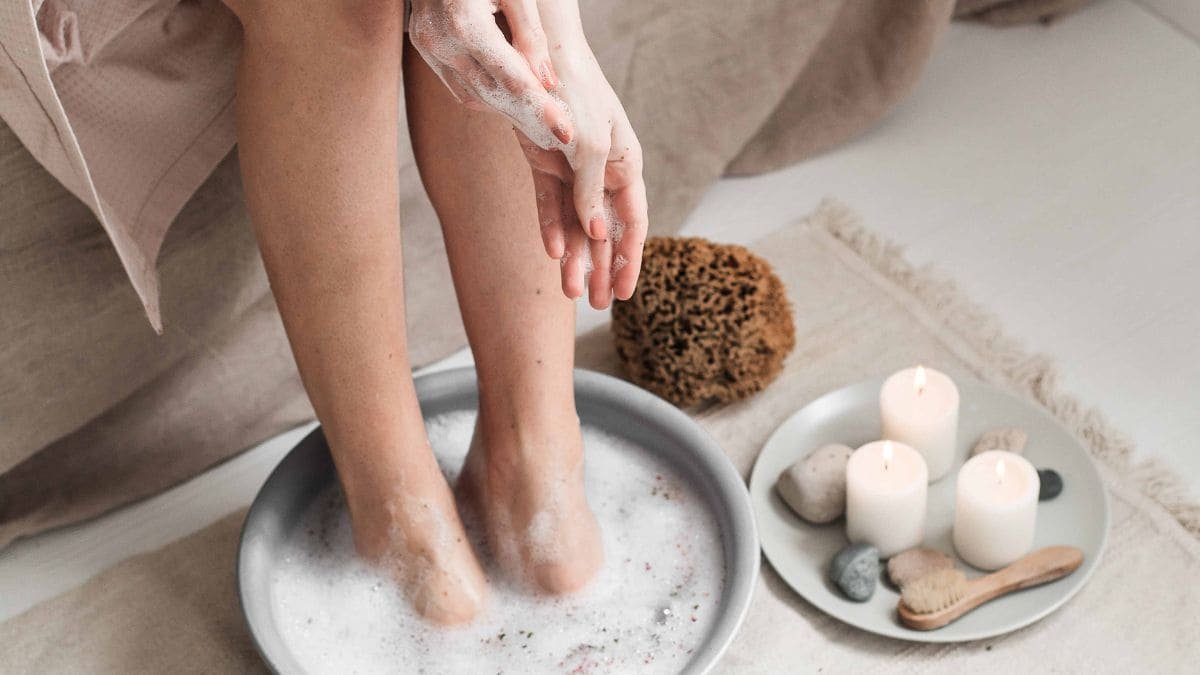 Lavare i piedi con aceto e sale perché si consiglia e quando farlo