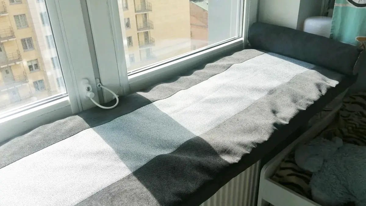 L’ho messo direttamente sul davanzale e cammino scalza tutto l’inverno in casa è caldo anche a -40 °C