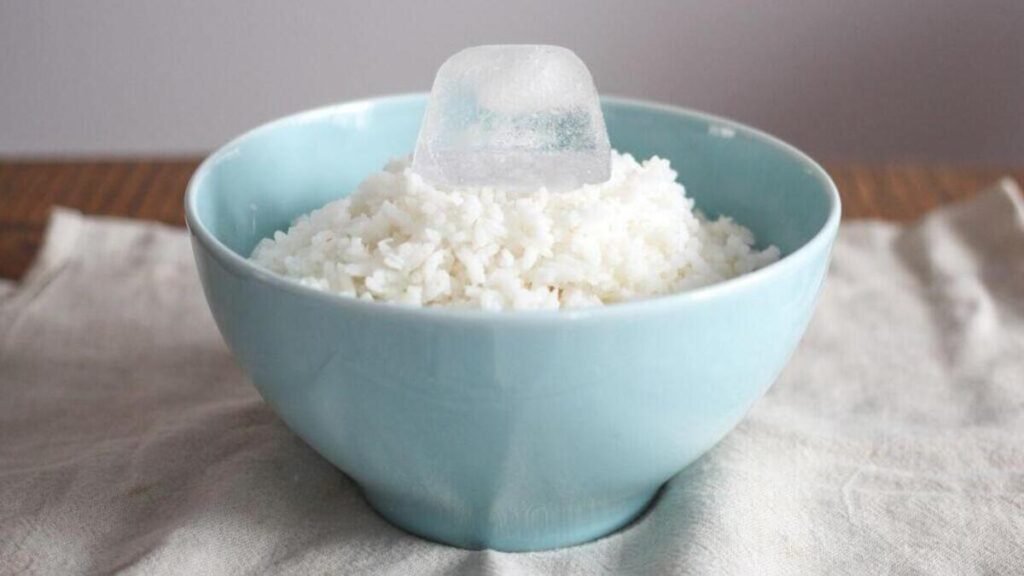 Life Hack come trasformare il riso raffermo in riso «appena cotto» con un cubetto di ghiaccio