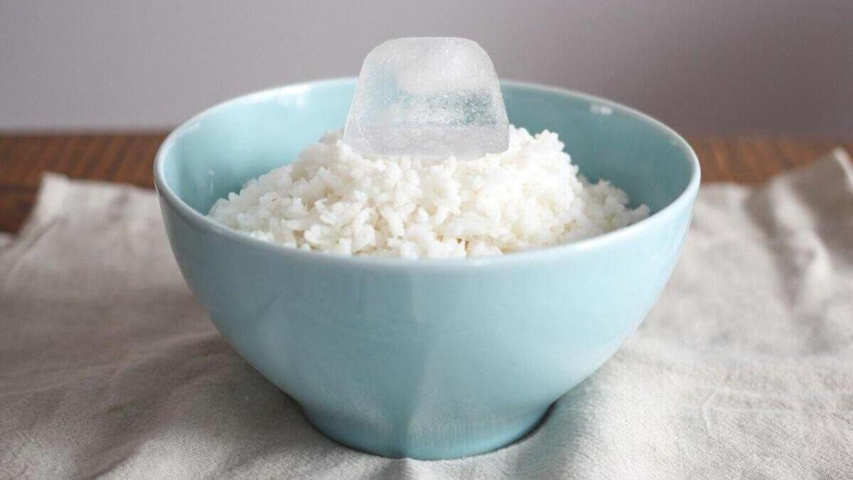 Life Hack come trasformare il riso raffermo in riso «appena cotto» con un cubetto di ghiaccio