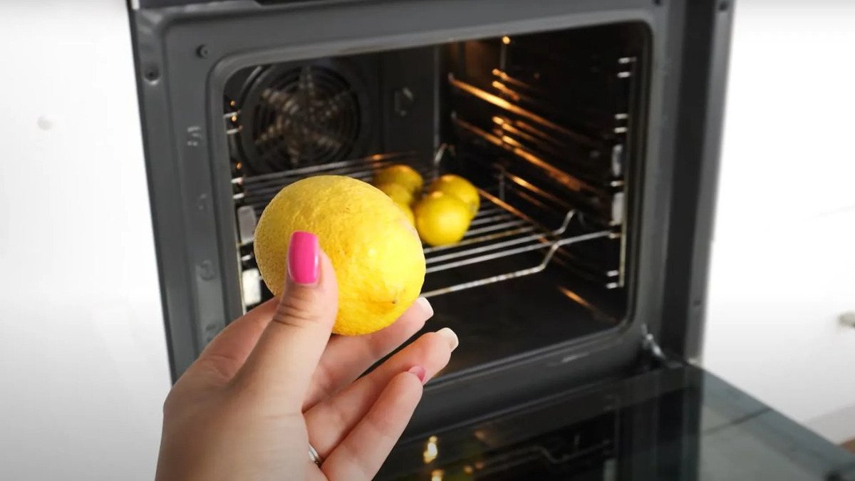 Mettete una fetta di limone nel forno e domani mattina mi ringrazierete