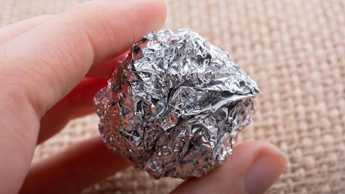 Metti un foglio di alluminio sul materasso e la mattina dopo ti ringrazierai