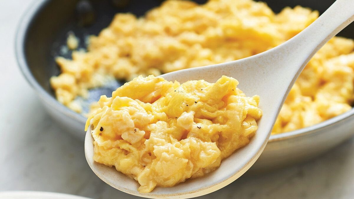 Nelle uova strapazzate non uso mai olio né burro con un semplice ingrediente sono più buone