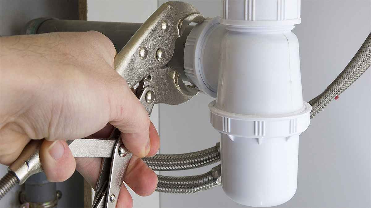 Non aceto né bicarbonato un idraulico svela il trucco semplice per pulire lo scarico della vasca