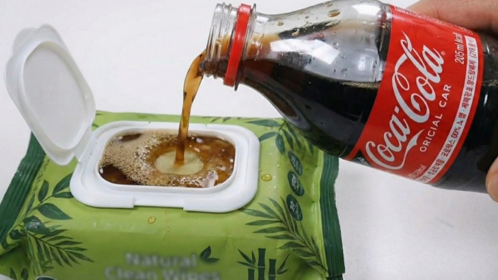 Non avrei mai pensato di versare della Coca-Cola su una salvietta umidificata, ma i risultati sono sorprendenti