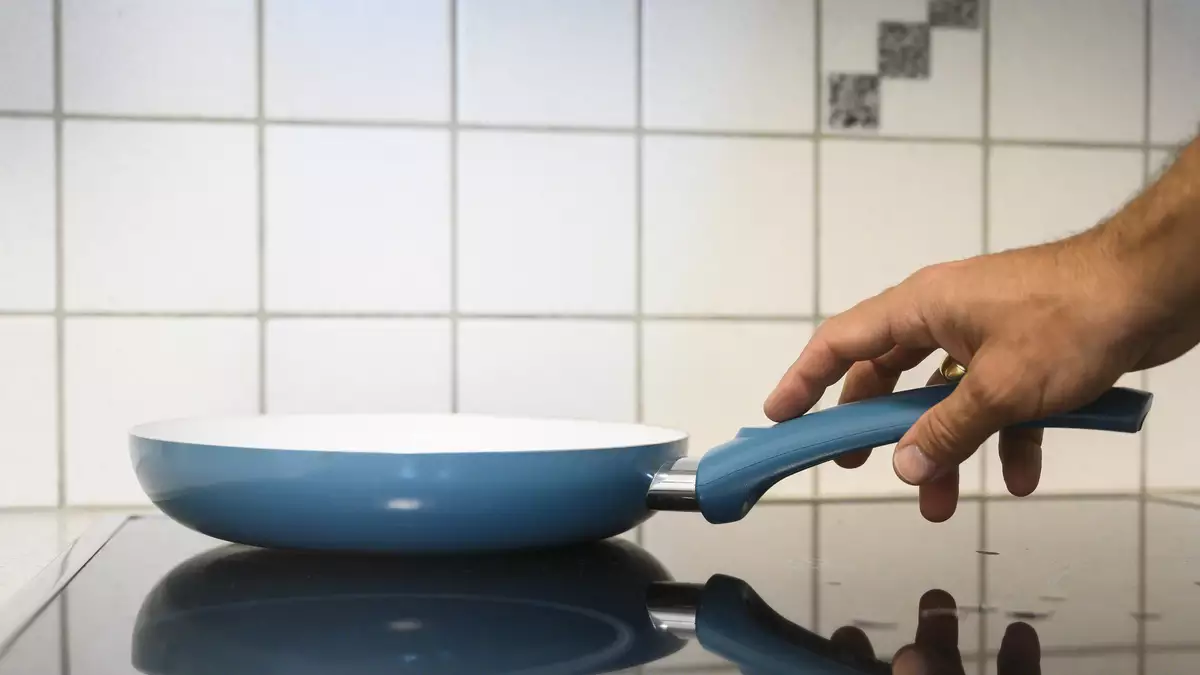 Possiamo dire addio al piano cottura a induzione? Perché sempre più persone gli dicono “no”