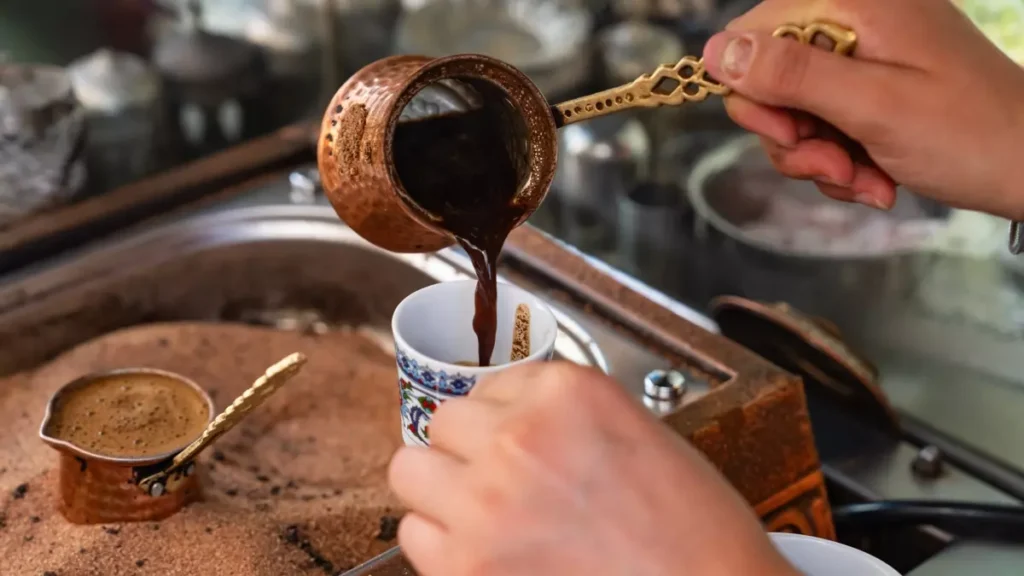 Perché il caffè al bar è più buono che a casa – l'errore che facciamo tutti