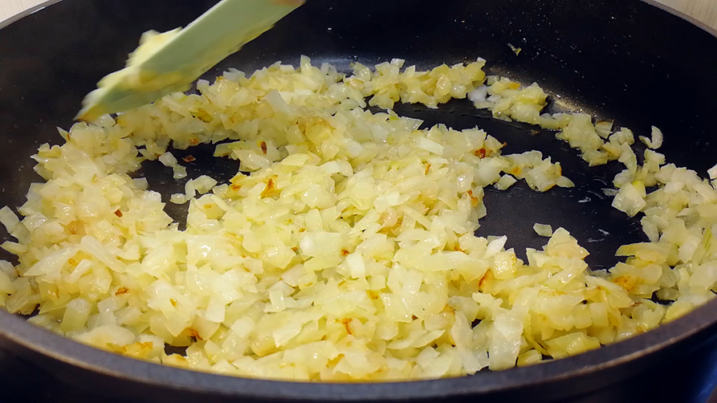 Perché si passa la cipolla nella farina prima di friggerla un trucco dimenticato della cucina