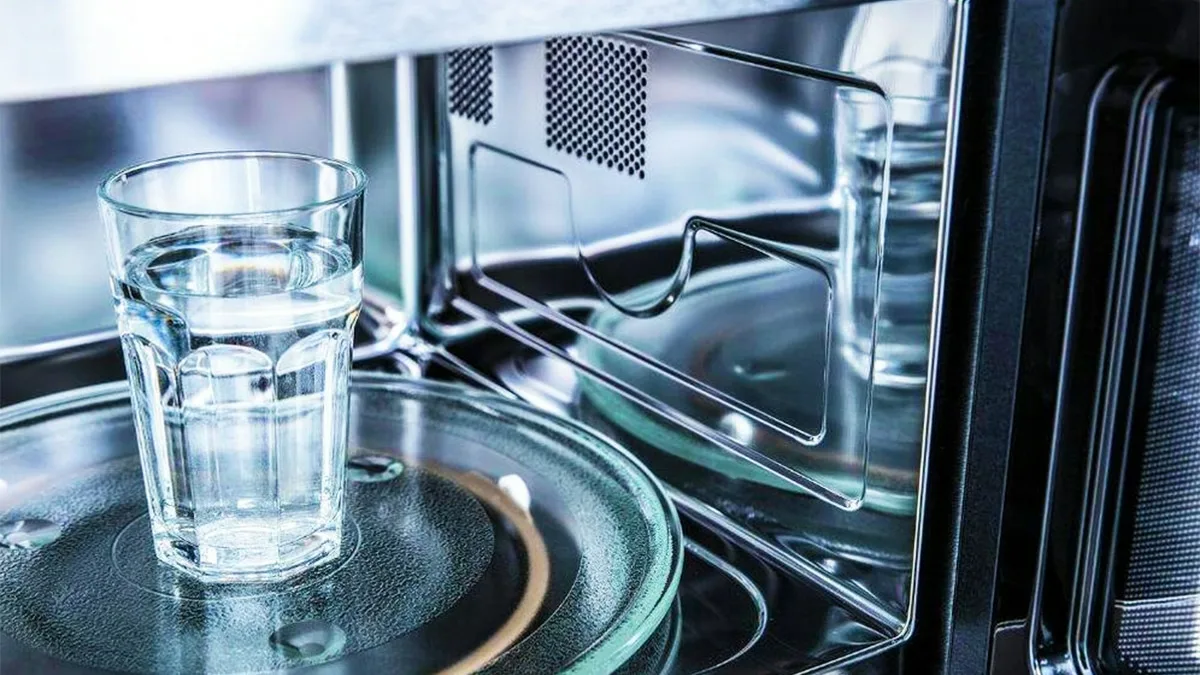 Pochi lo sanno, ma riscaldare acqua o latte nel microonde può essere inadeguato
