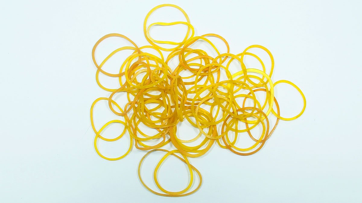 «Non gettate gli elastici gialli, portateli in bagno»... Una volta scoperti questi metodi, li userete per sempre