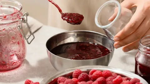 Un dessert italiano a pochi centesimi: basta un cucchiaio di marmellata nel latte bollente e il capolavoro è servito