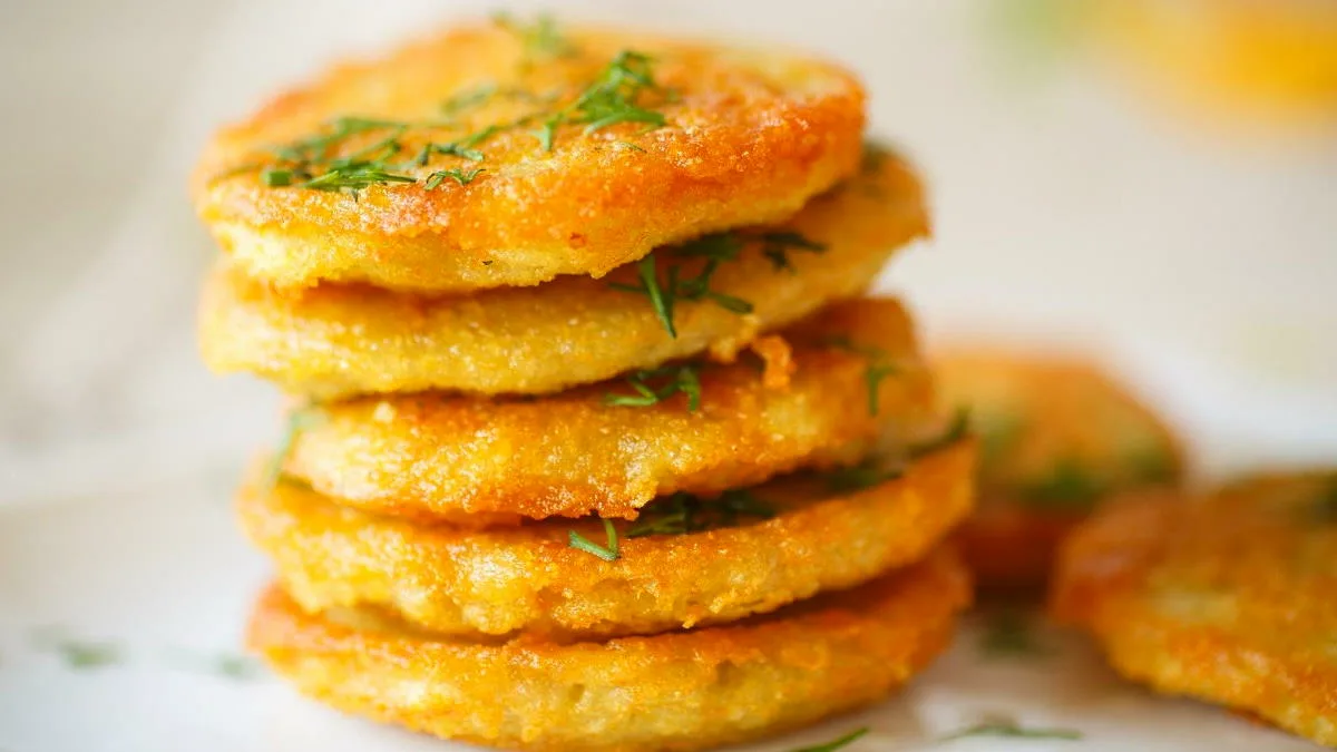 Un panetto di ricotta e due uova. Invece delle palline di formaggio, preparo in padella delle soffici frittelline: le intingo nella panna acida e sono irresistibili