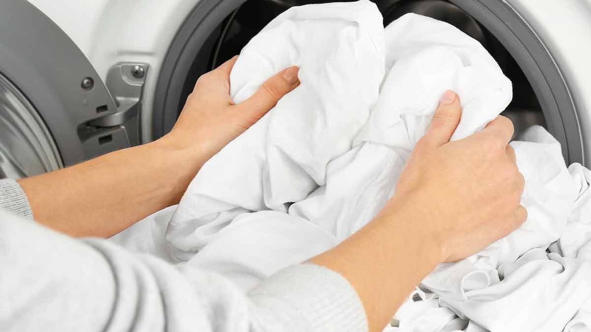 Esperto: “La biancheria da letto non dovrebbe essere cambiata ogni due settimane né una volta al mese” — ECCO l’intervallo esatto