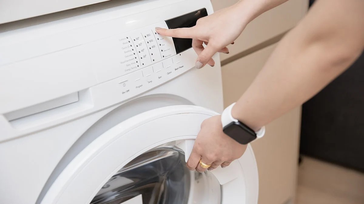 Lasciare la lavatrice collegata alla presa? Gli elettricisti spiegano cosa può succedere 3 Lasciare la lavatrice collegata alla presa? Gli elettricisti spiegano cosa può succedere