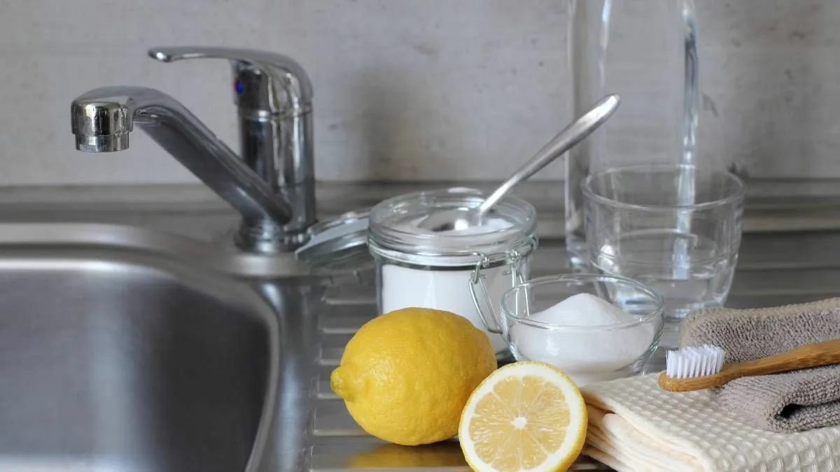 5 gocce in 1 litro d'acqua — e il parabrezza dall'interno è limpido come il cristallo: il segreto dei nonni italiani, testato per decenni