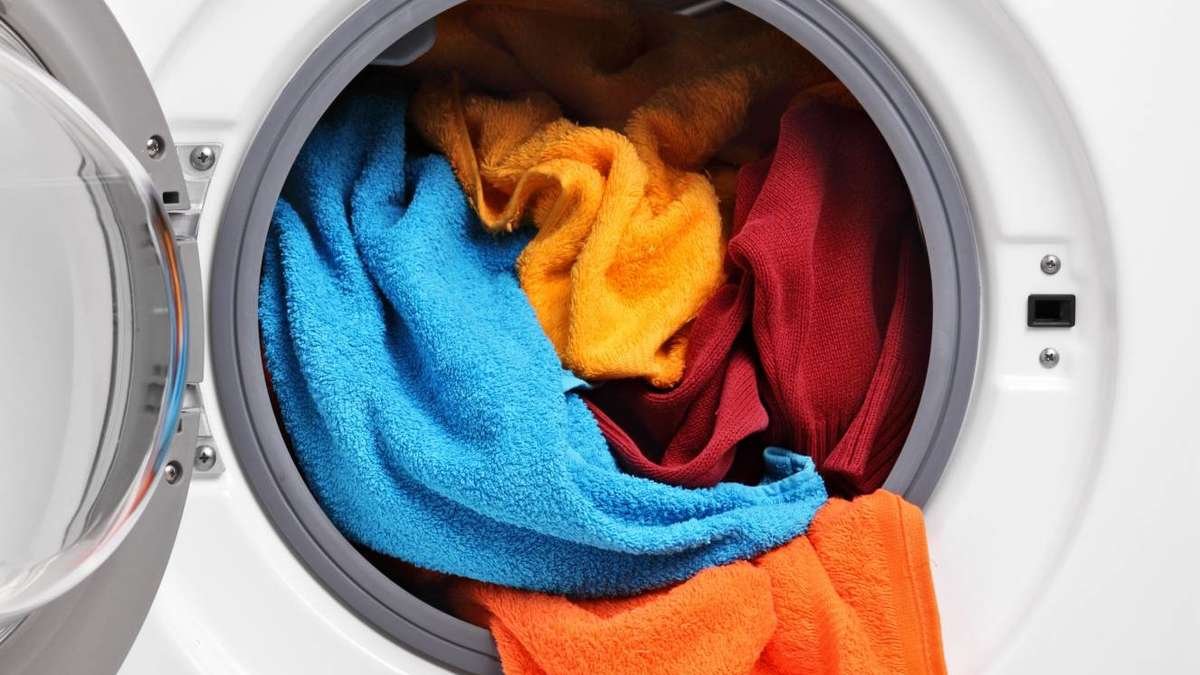 Un bicchiere in lavatrice e gli asciugamani di spugna tornano morbidi come una piuma: niente più effetto “carta vetrata” al posto del tessuto