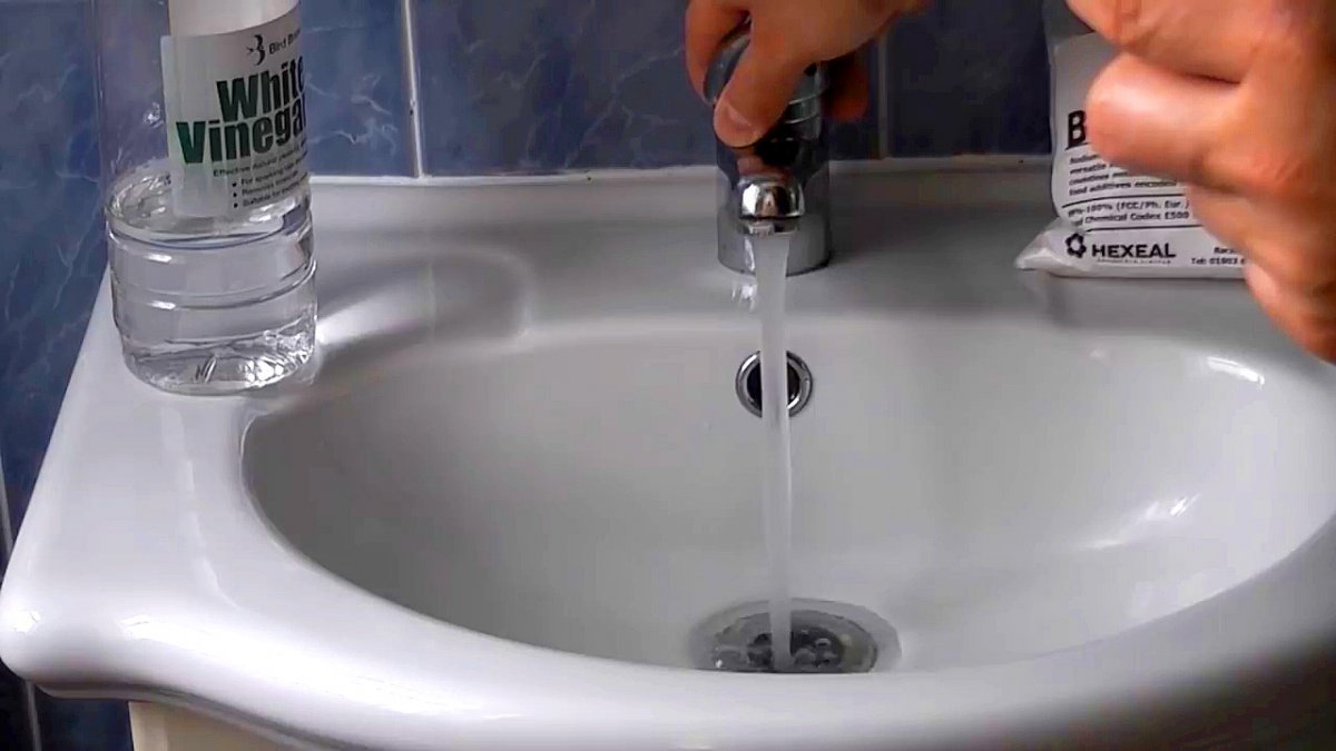 Senza aceto e bicarbonato versa mezzo bicchiere nello scarico e si pulirà da solo 2 Senza aceto e bicarbonato versa mezzo bicchiere nello scarico e si pulirà da solo