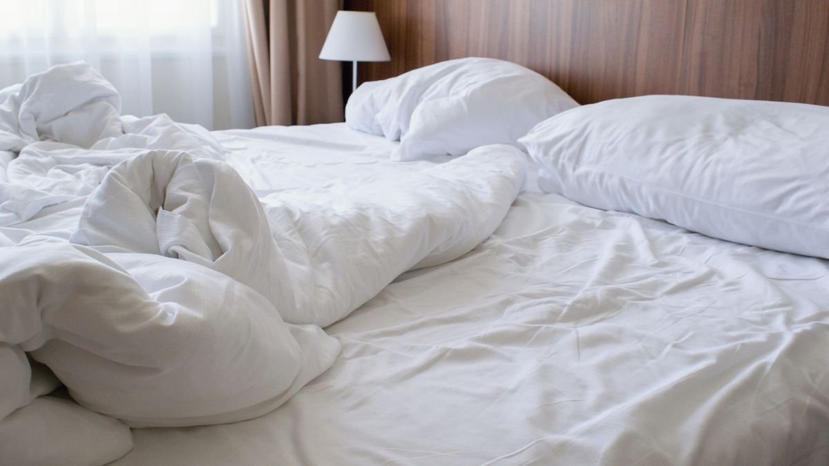 Esperto: “La biancheria da letto non andrebbe cambiata ogni due settimane né una volta al mese” — ECCO l’intervallo esatto per la sostituzione