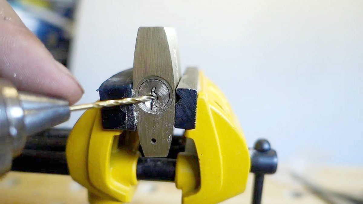 Come estrarre una chiave spezzata dalla serratura senza chiamare un tecnico: un metodo semplice con strumenti che si hanno in casa