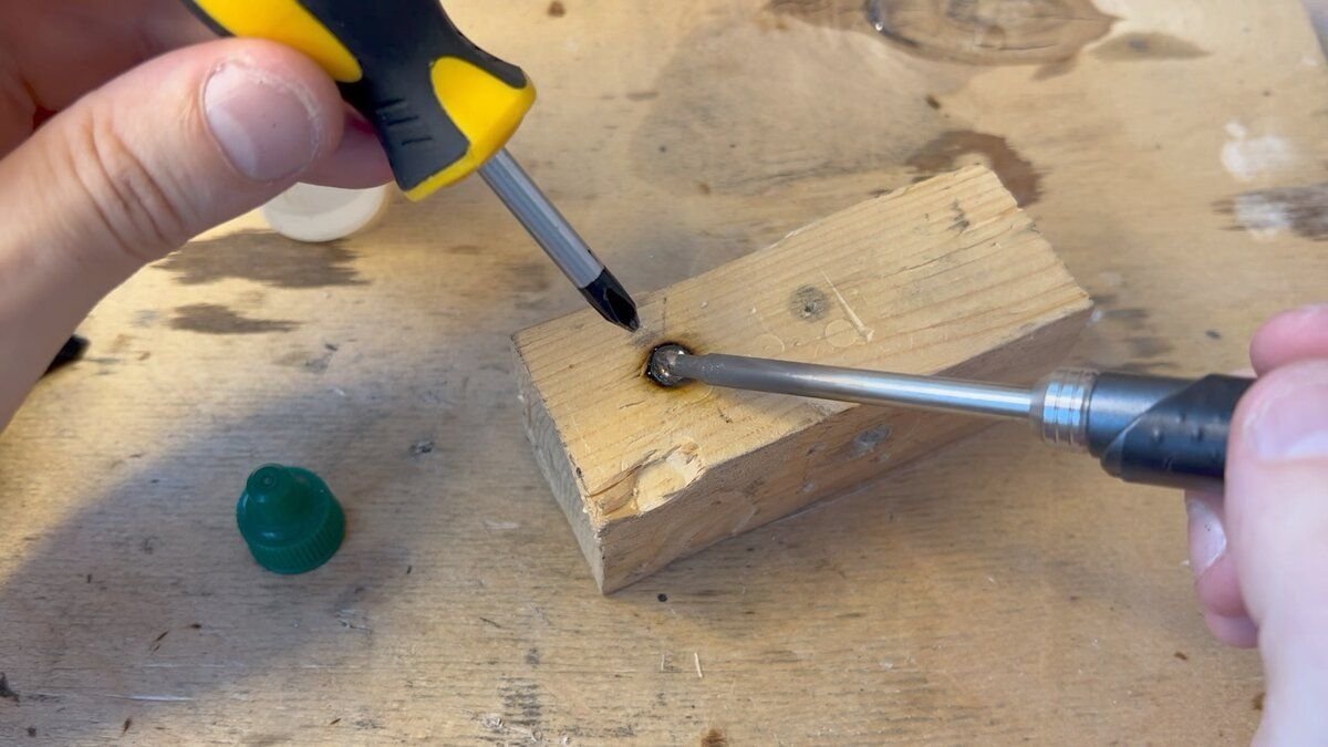 Come svitare una vite con l’intaglio spanato: 2 metodi semplici senza spese e senza artigiano