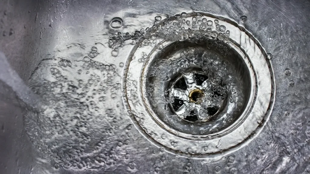 Senza aceto e bicarbonato versa mezzo bicchiere nello scarico e si pulirà da solo