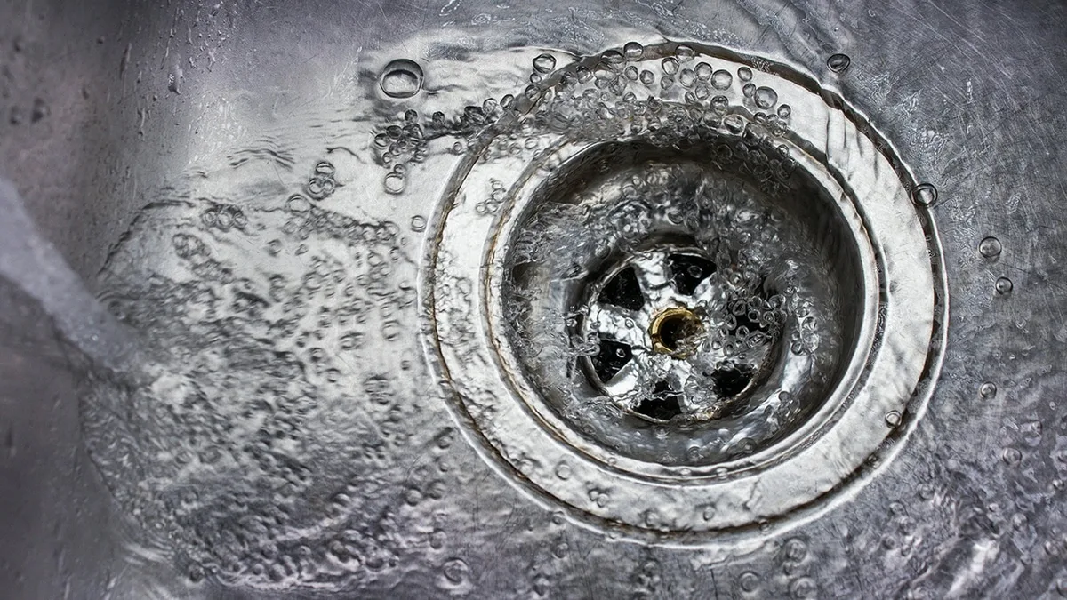 Senza aceto e bicarbonato versa mezzo bicchiere nello scarico e si pulirà da solo