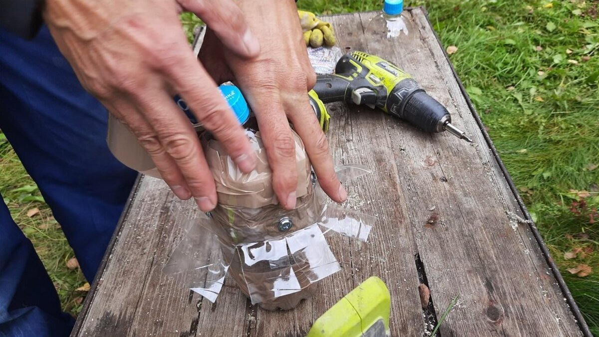 Prendete una bottiglia di plastica e la fuliggine uscirà dal camino in pochi minuti: in Italia si puliscono le stufe senza sale né amido